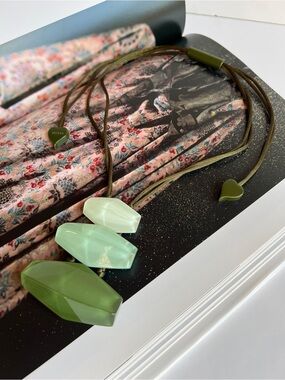 ZSISKA Green Multi-Tone Resin Pendant Necklace